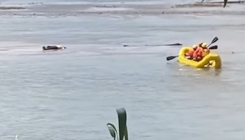 VIDEO: Ľudí vystrašilo vo vode nehybné telo. Záchranári zostali v šoku, keď sa pohlo