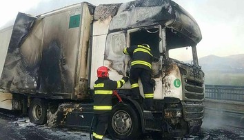 Tragická nehoda na R3: Kamión po náraze do auta zachvátili plamene
