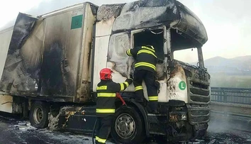 Tragická nehoda na R3: Kamión po náraze do auta zachvátili plamene