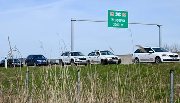 Kolóny v Bratislave. Na viacerých miestach je až hodinové zdržanie