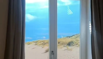 VIDEO: Z rozprávkovej dovolenky nebolo nič. Žena po príchode do izby zistila, že namiesto okna je tapeta