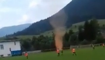 Prachový diabol sa podobá tornádu. Ľudia v Likavke ho zachytili na video