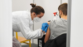 EMA spochybnila možnosť plošného očkovania štvrtou dávkou