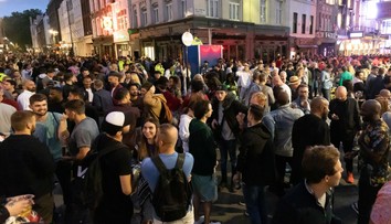 VIDEO: Británia otvorila cez víkend bary, reštaurácie i kiná. Pozrite sa na to šialenstvo
