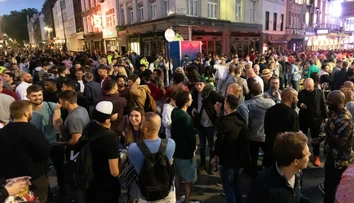 VIDEO: Británia otvorila cez víkend bary, reštaurácie i kiná. Pozrite sa na to šialenstvo
