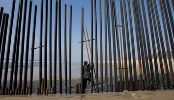 Trump predĺžil zákaz imigrácie do USA až do konca roka