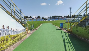 Pápeža príde na štadión v Košiciach privítať možno až 50-tisíc ľudí, dobrovoľníkov je nedostatok