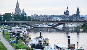 V Drážďanoch sa do rieky Labe čiastočne zrútil most