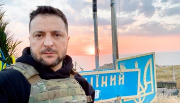 Zelenskyj navštívil ostrov, ktorý sa stal symbolom odhodlania. Na začiatku vojny na ňom hŕstka vojakov poslala „do hája“ krížnik Moskva