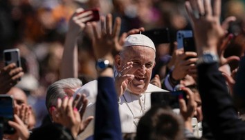 Pápež udelil veľkonočné požehnanie Urbi et orbi. Prosil aj o osvietenie Rusov