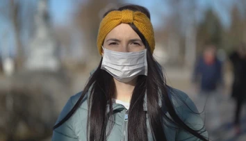 Pleť vníma rúško akoby bola noc, preto je potrebné zmeniť krémy