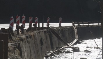 Zvodidlá po nehode stále neopravili. Na ceste medzi Ružomberkom a Donovalmi hrozí pád do rieky