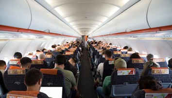 VIDEO: Dobýjal sa do kokpitu a kričal, že je lepší pilot. Kvôli agresívnemu mužovi museli na polceste všetci vystúpiť