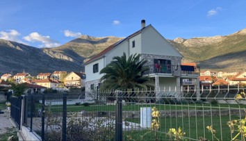 Odsúdený expolicajt Kaľavský si na úteku užíva luxus. V Bosne má veľký dom s bazénom