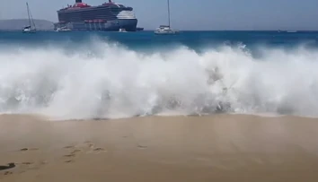 VIDEO: Výletná loď vyvolala pri gréckom ostrove obrovské vlny. Jedna z nich spláchla pláž aj s turistami
