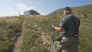 Dobrodružstvo 83-ročného turistu, aké sa len tak nevidí. Ladislav sa vybral na legendárnu Cestu hrdinov SNP