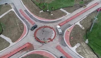 VIDEO: Spôsob, akým vodiči v USA prechádzajú kruhovým objazdom, ste ešte nevideli