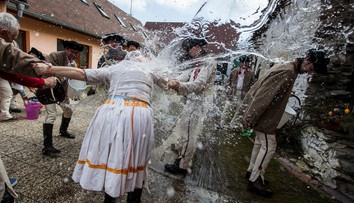 FOTOGALÉRIA: Na Veľkonočný pondelok to ženy schytali naprieč celým Slovenskom