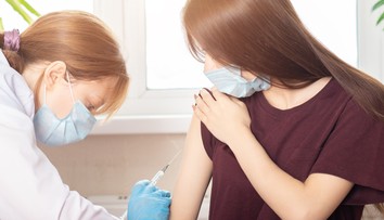 Britská vláda sa rozhodla pozastaviť očkovanie väčšiny detí a dospievajúcich