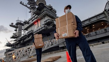 Námorník z americkej lietadlovej lode podľahol ochoreniu COVID-19