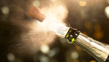 Pozor na silvestrovské otváranie šampanského. Vystrelená zátka môže spôsobiť aj trvalú slepotu