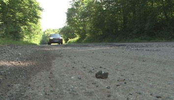 Čakajú na asfalt už od apríla. Cestu pri obci Havaj frézovali, no odrazu sa práce zastavili