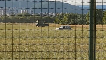 Ako na divokom západe: Muži na autách strieľali do diviakov kúsok od rodinných domov s deťmi