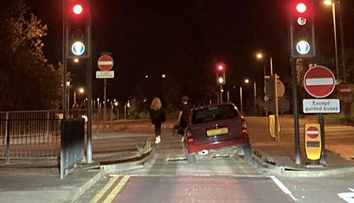 Vodiči v Británii sa sťažujú na cestné pasce, ktoré ničia autá. Úrady opatrenie obhajujú