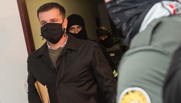 Exnámestník SIS vedel, že si po neho príde NAKA. Upozornil ho na to muž, ktorý je na úteku