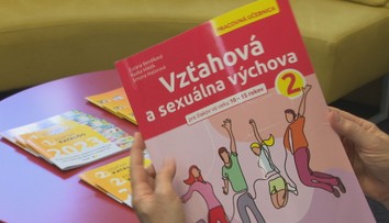 Učebnicu sexuálnej výchovy, ktorú napísali odborníci, ministerstvo neodporúča. Školy si ju aj tak kupujú