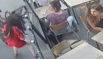 Video, ktoré pobúrilo Francúzsko: Žena dostala od cudzieho muža na ulici facku