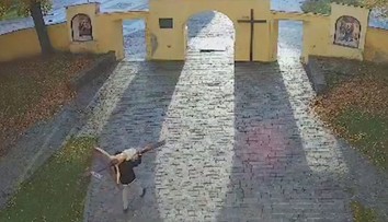 Z kostola vo V. Šariši ukradol takmer trojmetrový kríž. S krucifixom kráčal po meste ako po krížovej ceste