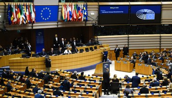 Dajte demokracii šancu. Choďte voliť, odkazujú mladým preživší holokaustu