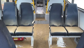 Záplavy na Kysuciach potrápili autobusového dopravcu. Vozidlá plné blata sa snažia dať do prevádzky