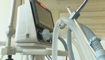 Pre ventilovaných pacientov zostali posledné lôžka. Prístroje však už nemá kto obsluhovať