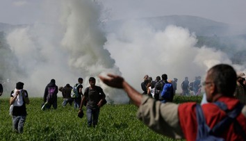 VIDEO: Macedónska polícia použila proti migrantom slzotvorný plyn