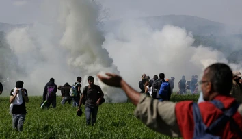 VIDEO: Macedónska polícia použila proti migrantom slzotvorný plyn