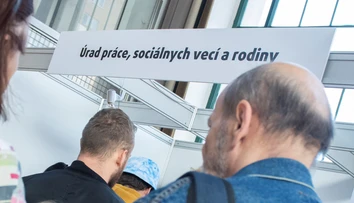 Dobrá správa pre nezamestnaných. Od stredy vyplácajú úrady práce zvýšené dávky