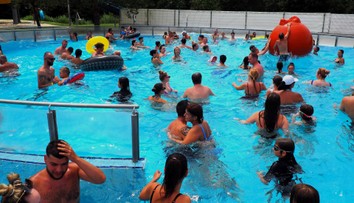 Pri kúpaní v bazéne či jazere si dávajte pozor. Špinavá voda môže spôsobiť infekciu očí