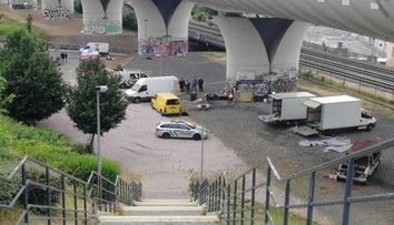 Výbuch v Prahe pri príprave nakrúcania seriálu: Rekvizitár prišiel o nohy, ďalší sa zranili