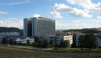 Hoci mali lekári pozitívny test na COVID-19, museli ošetrovať pacientov