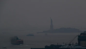 Východné pobrežie USA zahalil sivý opar. Spôsobili ho rozsiahle požiare