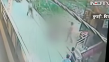 Zbabelé a neľudské! Ženu bodal na rušnej ulici a okoloidúci sa iba tupo prizerali