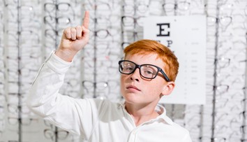 Krátkozrakosť je čoraz väčším problémom, najmä u detí. Odborník vysvetľuje, čo je za tým