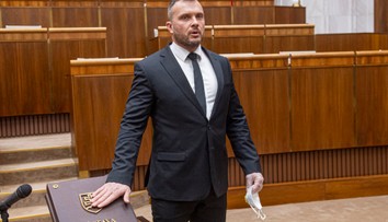 Ďalšie pochybné štúdium. Školiteľ poslanca Suju kandidoval za Republiku v komunálnych voľbách