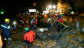 Obrovská spúšť v Taliansku: Bahno prevracalo autá a bralo všetko, čo mu stálo v ceste