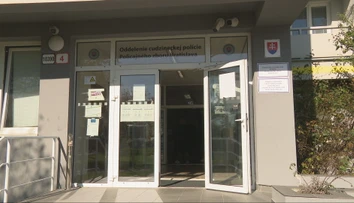 Na cudzineckej polícii je problém, s termínmi kupčia kšeftári. Cudzinci si mesiace nevedia vybaviť povolenia