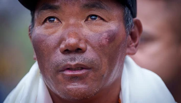 Na vrchole sveta bol už tridsaťkrát. Nepálsky rekordér zdolal Mount Everest aj dva razy za mesiac
