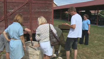 V obci neďaleko Levíc objavili časovú schránku spred 130 rokov. Jej obsah však nikoho nepotešil