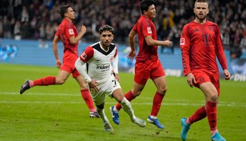 Egypťan z Frankfurtu úradoval a Bayern znovu zakopol. Bundeslige už bodovo nekraľuje sám